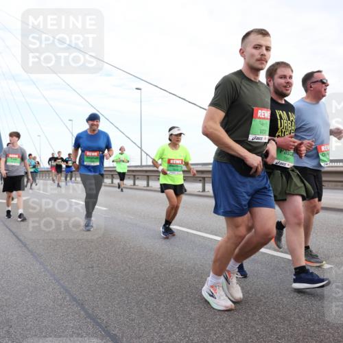 03.10.2025 - Köhlbrandbrückenlauf Lena Gebhardt http://msf.ph/oto/9197651 03.10.2025 15:31:58 Position 1 9722, 7987 meine-sportfotos.de