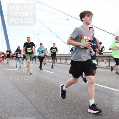 03.10.2025 - Köhlbrandbrückenlauf Lena Gebhardt http://msf.ph/oto/9197667 03.10.2025 15:32:01 Position 1  meine-sportfotos.de