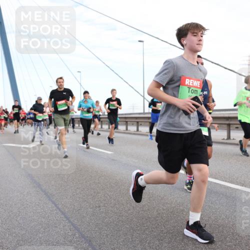 03.10.2025 - Köhlbrandbrückenlauf Lena Gebhardt http://msf.ph/oto/9197668 03.10.2025 15:32:01 Position 1  meine-sportfotos.de