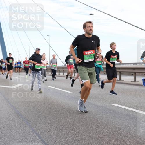 03.10.2025 - Köhlbrandbrückenlauf Lena Gebhardt http://msf.ph/oto/9197673 03.10.2025 15:32:03 Position 1 8018 meine-sportfotos.de