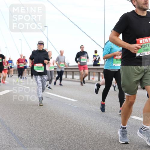03.10.2025 - Köhlbrandbrückenlauf Lena Gebhardt http://msf.ph/oto/9197674 03.10.2025 15:32:03 Position 1 8018, 8161 meine-sportfotos.de