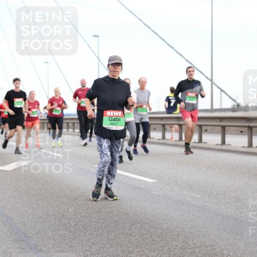 03.10.2025 - Köhlbrandbrückenlauf Lena Gebhardt http://msf.ph/oto/9197678 03.10.2025 15:32:03 Position 1 8027, 8161 meine-sportfotos.de