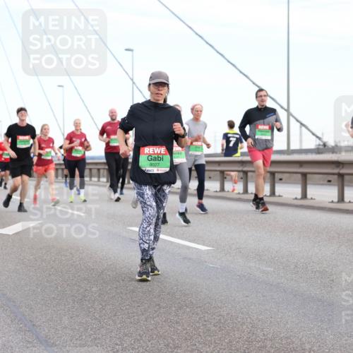 03.10.2025 - Köhlbrandbrückenlauf Lena Gebhardt http://msf.ph/oto/9197679 03.10.2025 15:32:03 Position 1 8027, 816 meine-sportfotos.de