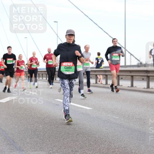 03.10.2025 - Köhlbrandbrückenlauf Lena Gebhardt http://msf.ph/oto/9197680 03.10.2025 15:32:04 Position 1 8027, 816 meine-sportfotos.de