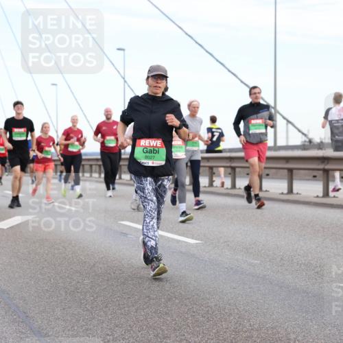 03.10.2025 - Köhlbrandbrückenlauf Lena Gebhardt http://msf.ph/oto/9197681 03.10.2025 15:32:04 Position 1 8027 meine-sportfotos.de
