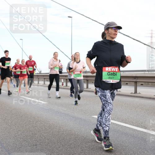 03.10.2025 - Köhlbrandbrückenlauf Lena Gebhardt http://msf.ph/oto/9197685 03.10.2025 15:32:05 Position 1 8027, 80 meine-sportfotos.de