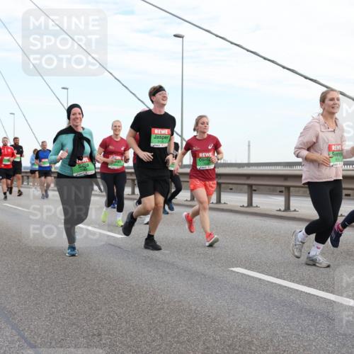 03.10.2025 - Köhlbrandbrückenlauf Lena Gebhardt http://msf.ph/oto/9197692 03.10.2025 15:32:07 Position 1 9136 meine-sportfotos.de