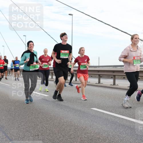 03.10.2025 - Köhlbrandbrückenlauf Lena Gebhardt http://msf.ph/oto/9197693 03.10.2025 15:32:07 Position 1 9136, 8056, 7919 meine-sportfotos.de