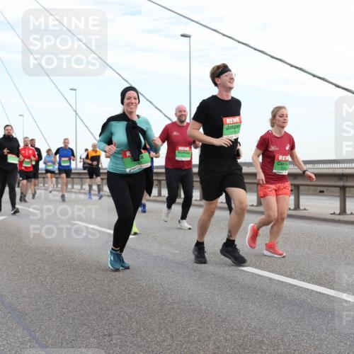 03.10.2025 - Köhlbrandbrückenlauf Lena Gebhardt http://msf.ph/oto/9197695 03.10.2025 15:32:07 Position 1 7938 meine-sportfotos.de