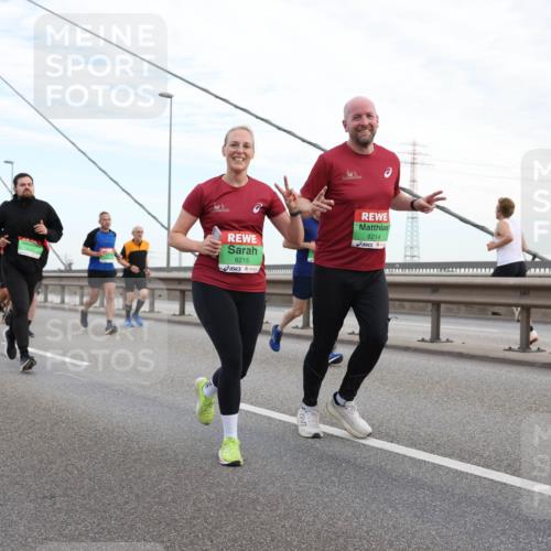 03.10.2025 - Köhlbrandbrückenlauf Lena Gebhardt http://msf.ph/oto/9197706 03.10.2025 15:32:09 Position 1 8215, 8214 meine-sportfotos.de