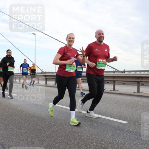 03.10.2025 - Köhlbrandbrückenlauf Lena Gebhardt http://msf.ph/oto/9197707 03.10.2025 15:32:09 Position 1 8214, 8215 meine-sportfotos.de