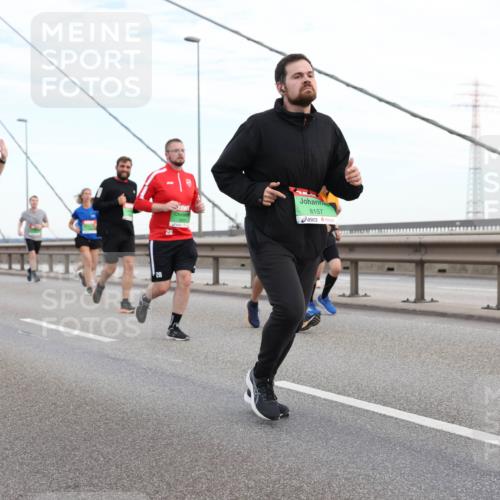 03.10.2025 - Köhlbrandbrückenlauf Lena Gebhardt http://msf.ph/oto/9197714 03.10.2025 15:32:10 Position 1 28, 28, 8157 meine-sportfotos.de