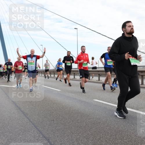 03.10.2025 - Köhlbrandbrückenlauf Lena Gebhardt http://msf.ph/oto/9197717 03.10.2025 15:32:11 Position 1 8157 meine-sportfotos.de