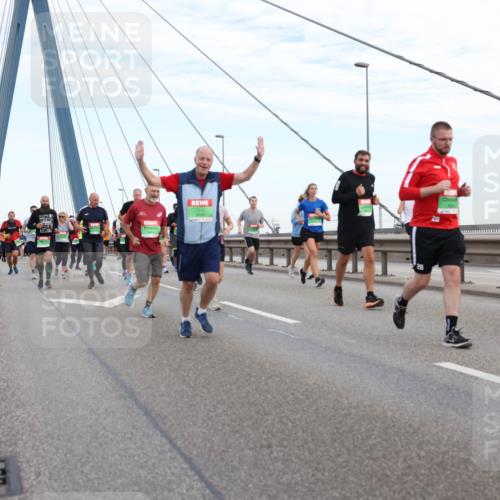03.10.2025 - Köhlbrandbrückenlauf Lena Gebhardt http://msf.ph/oto/9197718 03.10.2025 15:32:11 Position 1 28 meine-sportfotos.de