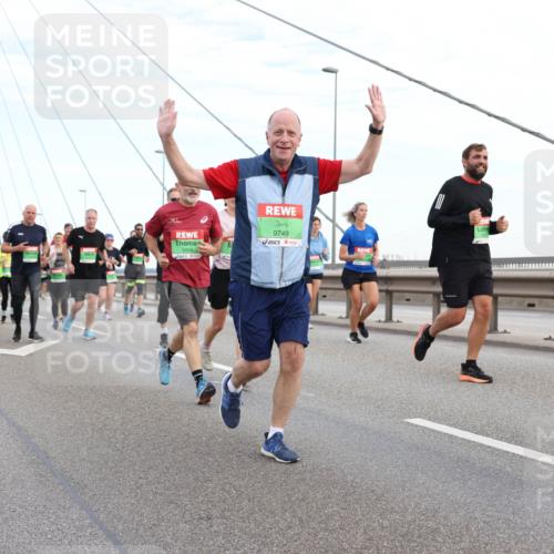 03.10.2025 - Köhlbrandbrückenlauf Lena Gebhardt http://msf.ph/oto/9197725 03.10.2025 15:32:12 Position 1 9749, 9454, 28, 28 meine-sportfotos.de