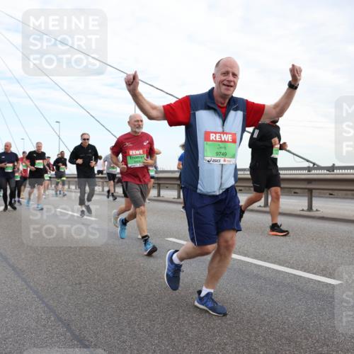03.10.2025 - Köhlbrandbrückenlauf Lena Gebhardt http://msf.ph/oto/9197730 03.10.2025 15:32:13 Position 1 9749, 9454 meine-sportfotos.de