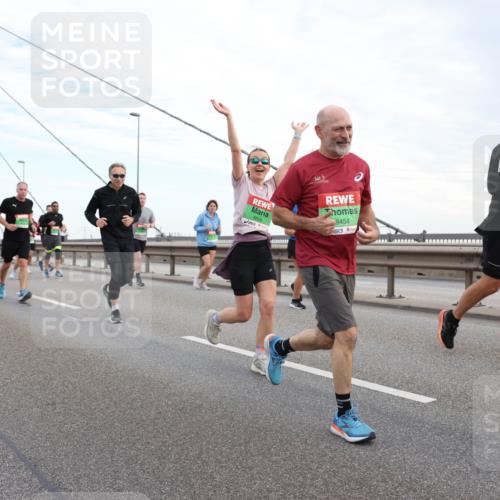 03.10.2025 - Köhlbrandbrückenlauf Lena Gebhardt http://msf.ph/oto/9197732 03.10.2025 15:32:13 Position 1 9454 meine-sportfotos.de