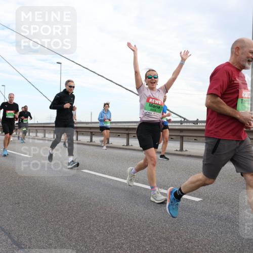 03.10.2025 - Köhlbrandbrückenlauf Lena Gebhardt http://msf.ph/oto/9197735 03.10.2025 15:32:14 Position 1 9454, 8928 meine-sportfotos.de