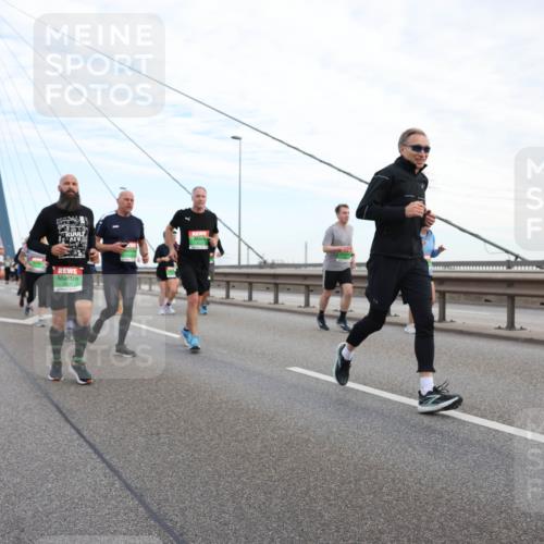 03.10.2025 - Köhlbrandbrückenlauf Lena Gebhardt http://msf.ph/oto/9197740 03.10.2025 15:32:15 Position 1  meine-sportfotos.de