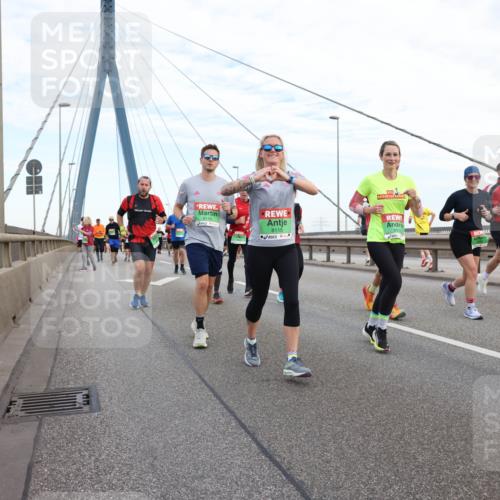 03.10.2025 - Köhlbrandbrückenlauf Lena Gebhardt http://msf.ph/oto/9197757 03.10.2025 15:32:17 Position 1 8116, 8115 meine-sportfotos.de
