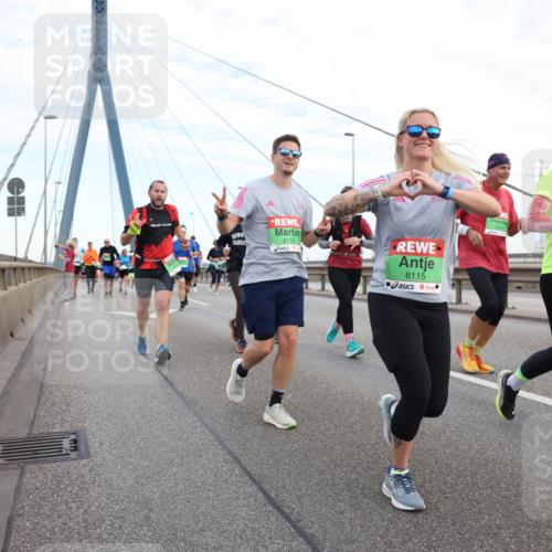 03.10.2025 - Köhlbrandbrückenlauf Lena Gebhardt http://msf.ph/oto/9197760 03.10.2025 15:32:18 Position 1 8116, 8115 meine-sportfotos.de