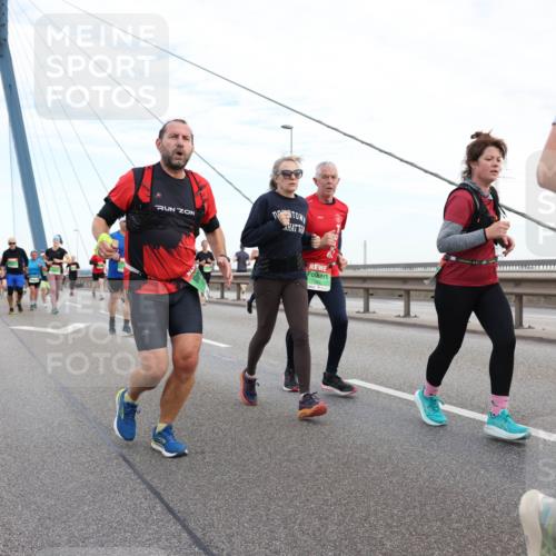 03.10.2025 - Köhlbrandbrückenlauf Lena Gebhardt http://msf.ph/oto/9197765 03.10.2025 15:32:19 Position 1  meine-sportfotos.de