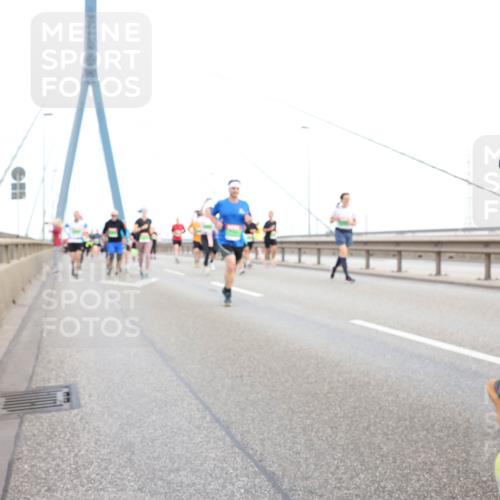 03.10.2025 - Köhlbrandbrückenlauf Lena Gebhardt http://msf.ph/oto/9197775 03.10.2025 15:32:20 Position 1  meine-sportfotos.de