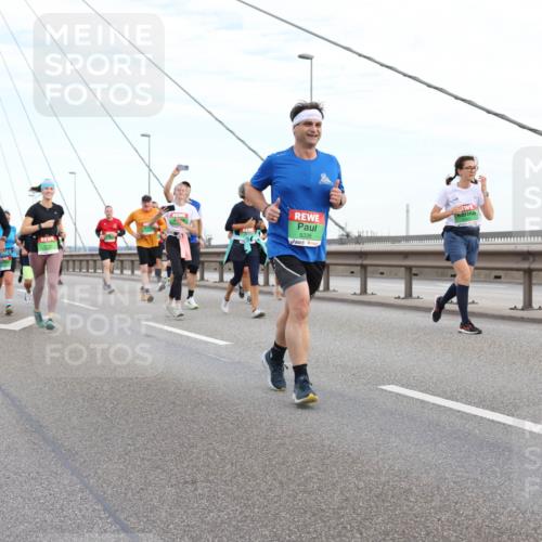 03.10.2025 - Köhlbrandbrückenlauf Lena Gebhardt http://msf.ph/oto/9197778 03.10.2025 15:32:21 Position 1 9326 meine-sportfotos.de