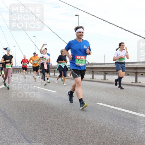 03.10.2025 - Köhlbrandbrückenlauf Lena Gebhardt http://msf.ph/oto/9197779 03.10.2025 15:32:21 Position 1 9326 meine-sportfotos.de