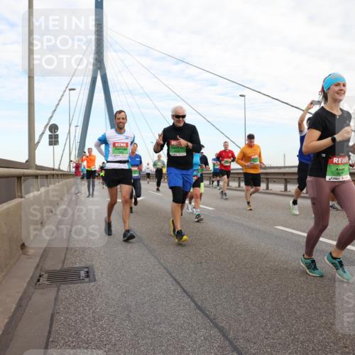 03.10.2025 - Köhlbrandbrückenlauf Lena Gebhardt http://msf.ph/oto/9197791 03.10.2025 15:32:24 Position 1 9686 meine-sportfotos.de