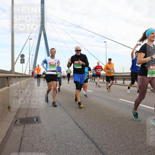 03.10.2025 - Köhlbrandbrückenlauf Lena Gebhardt http://msf.ph/oto/9197792 03.10.2025 15:32:24 Position 1  meine-sportfotos.de