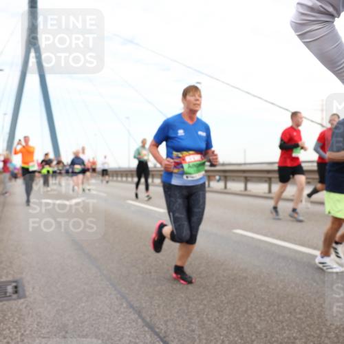03.10.2025 - Köhlbrandbrückenlauf Lena Gebhardt http://msf.ph/oto/9197800 03.10.2025 15:32:25 Position 1  meine-sportfotos.de