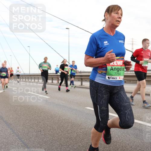 03.10.2025 - Köhlbrandbrückenlauf Lena Gebhardt http://msf.ph/oto/9197803 03.10.2025 15:32:26 Position 1 7754 meine-sportfotos.de