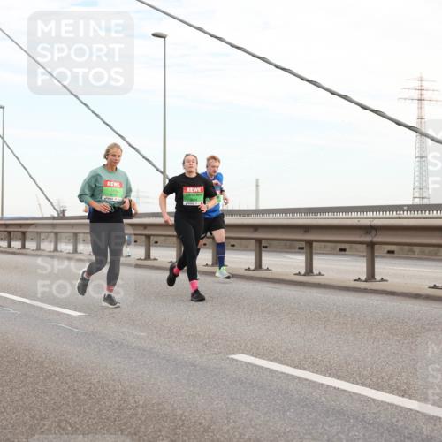 03.10.2025 - Köhlbrandbrückenlauf Lena Gebhardt http://msf.ph/oto/9197805 03.10.2025 15:32:26 Position 1  meine-sportfotos.de