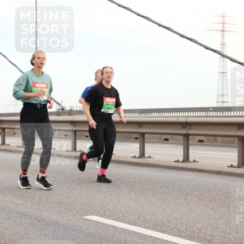 03.10.2025 - Köhlbrandbrückenlauf Lena Gebhardt http://msf.ph/oto/9197807 03.10.2025 15:32:27 Position 1 8246 meine-sportfotos.de