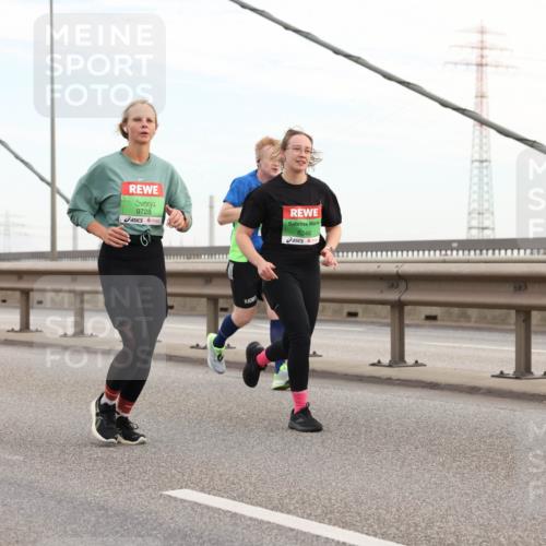 03.10.2025 - Köhlbrandbrückenlauf Lena Gebhardt http://msf.ph/oto/9197809 03.10.2025 15:32:27 Position 1 9728, 8246 meine-sportfotos.de