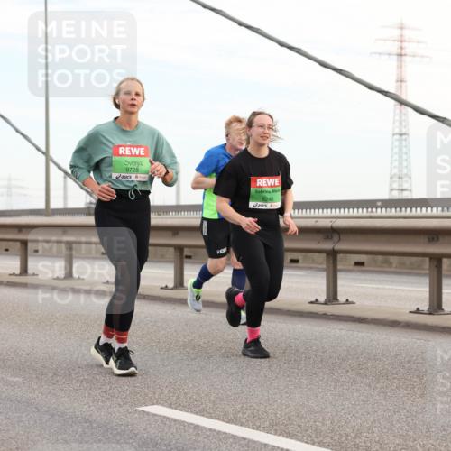 03.10.2025 - Köhlbrandbrückenlauf Lena Gebhardt http://msf.ph/oto/9197810 03.10.2025 15:32:27 Position 1 9728, 8246 meine-sportfotos.de