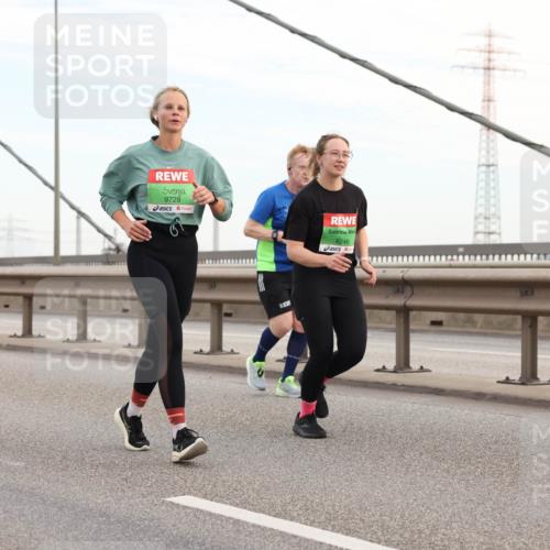 03.10.2025 - Köhlbrandbrückenlauf Lena Gebhardt http://msf.ph/oto/9197811 03.10.2025 15:32:27 Position 1 9728, 8246 meine-sportfotos.de