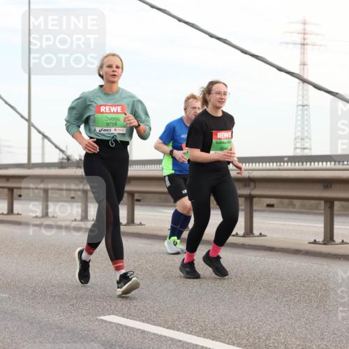 03.10.2025 - Köhlbrandbrückenlauf Lena Gebhardt http://msf.ph/oto/9197812 03.10.2025 15:32:27 Position 1 9728, 8246 meine-sportfotos.de