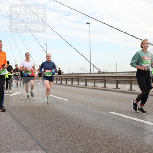 03.10.2025 - Köhlbrandbrückenlauf Lena Gebhardt http://msf.ph/oto/9197815 03.10.2025 15:32:28 Position 1 7553, 9728 meine-sportfotos.de