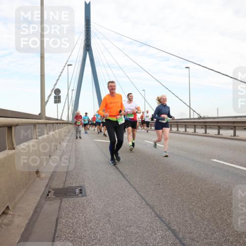 03.10.2025 - Köhlbrandbrückenlauf Lena Gebhardt http://msf.ph/oto/9197819 03.10.2025 15:32:28 Position 1  meine-sportfotos.de