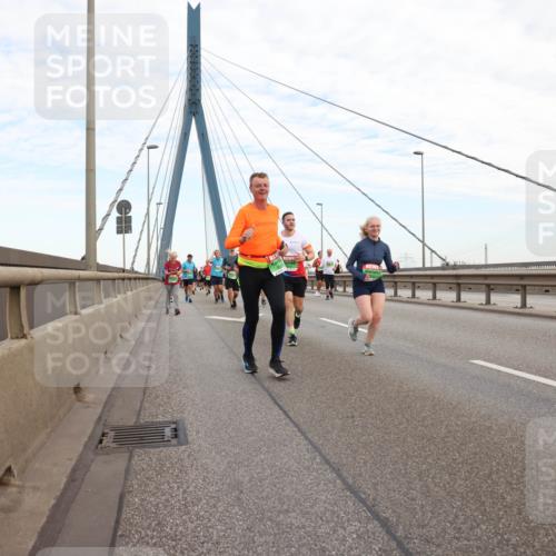 03.10.2025 - Köhlbrandbrückenlauf Lena Gebhardt http://msf.ph/oto/9197821 03.10.2025 15:32:28 Position 1  meine-sportfotos.de