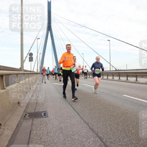 03.10.2025 - Köhlbrandbrückenlauf Lena Gebhardt http://msf.ph/oto/9197822 03.10.2025 15:32:28 Position 1  meine-sportfotos.de