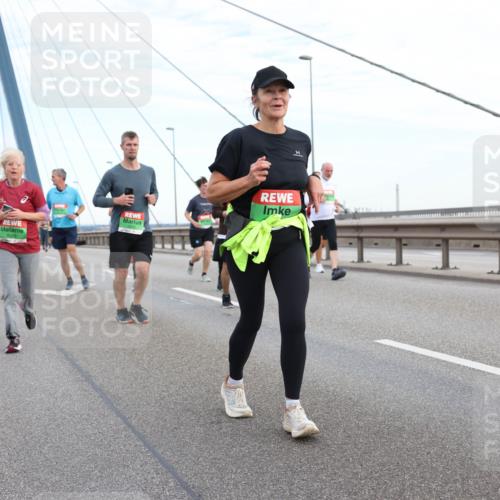 03.10.2025 - Köhlbrandbrückenlauf Lena Gebhardt http://msf.ph/oto/9197838 03.10.2025 15:32:31 Position 1  meine-sportfotos.de