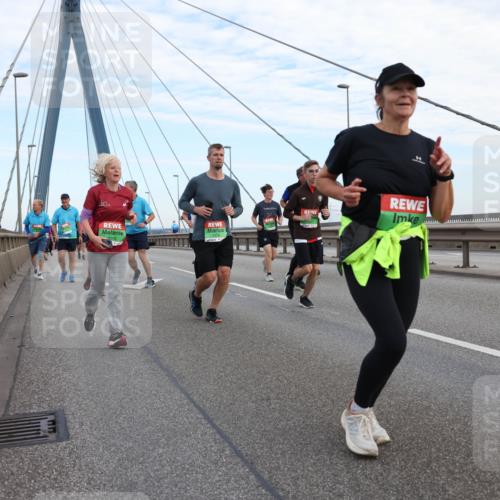 03.10.2025 - Köhlbrandbrückenlauf Lena Gebhardt http://msf.ph/oto/9197839 03.10.2025 15:32:32 Position 1  meine-sportfotos.de