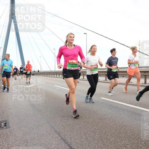 03.10.2025 - Köhlbrandbrückenlauf Lena Gebhardt http://msf.ph/oto/9197849 03.10.2025 15:32:34 Position 1 8895, 8017, 8191 meine-sportfotos.de