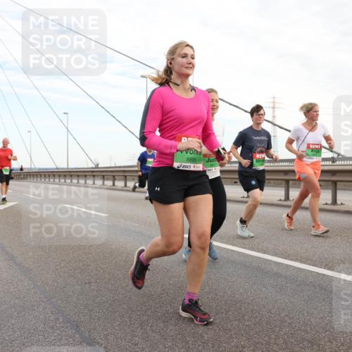 03.10.2025 - Köhlbrandbrückenlauf Lena Gebhardt http://msf.ph/oto/9197852 03.10.2025 15:32:34 Position 1 8895, 8191, 8017 meine-sportfotos.de