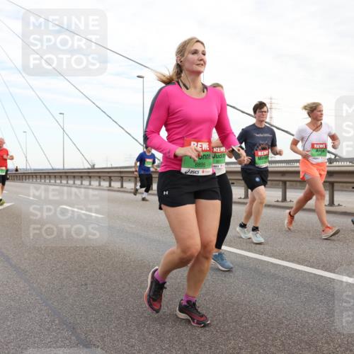 03.10.2025 - Köhlbrandbrückenlauf Lena Gebhardt http://msf.ph/oto/9197853 03.10.2025 15:32:34 Position 1 8017, 8895 meine-sportfotos.de