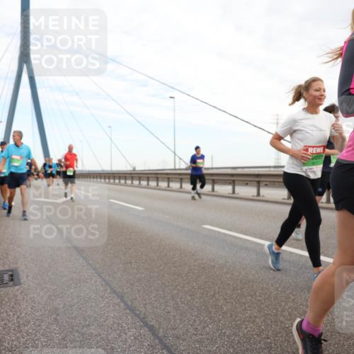 03.10.2025 - Köhlbrandbrückenlauf Lena Gebhardt http://msf.ph/oto/9197854 03.10.2025 15:32:35 Position 1 8895 meine-sportfotos.de