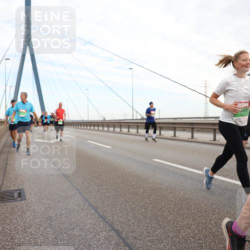 03.10.2025 - Köhlbrandbrückenlauf Lena Gebhardt http://msf.ph/oto/9197855 03.10.2025 15:32:35 Position 1 8017 meine-sportfotos.de